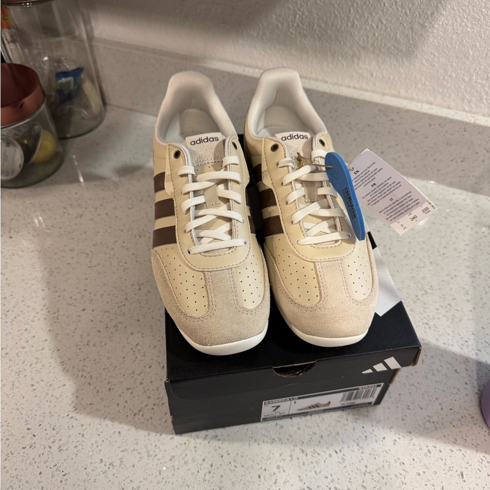 NWT: Adidas Barreda Lo Sneaker - Picture 3 of 5